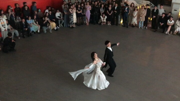 การแสดง Waltz ของมหาวิทยาลัยไปรษณีย์และโทรคมนาคมปักกิ่ง (กิจวัตรด่วนหนึ่งสัปดาห์)