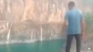 vidio tragis seorang pria yang berasal dari India meninggal karna tenggelam di sebuah danau