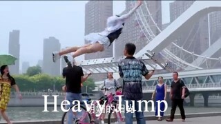 Girl easily avoided obstacles with Kung Fu and amazed all passers-by, even the foreign instructor!