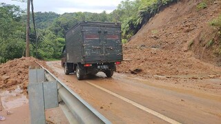 Tumpahan Longsor Memakan Bahu Jalan| Tebing Longsor