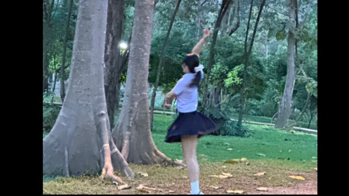 穿上校服裙子，瞬间回到学生时代～