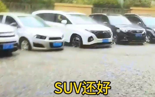 Lihat di mana mobilnya terendam, sial...