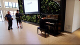 Saat memainkan piano "Gurunge", direkam stasiun TV Jepang.