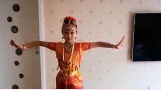 Seorang gadis kecil Tionghoa sedang berlatih Bharatanatyam Alarippu