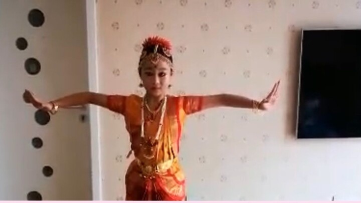 เด็กหญิงชาวจีนกำลังฝึก Bharatanatyam Alarippu