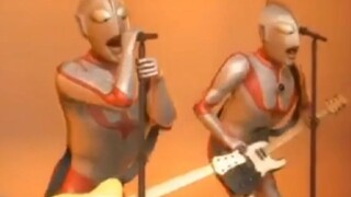 "Still Waiting" versi band dengan Ultraman