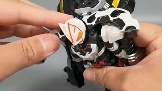 Thắt lưng của Kamen Rider không chỉ biến hình
