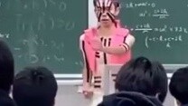 Profesor dari Universitas Kyushu di Jepang berperan sebagai Yiwo di kelas fisika