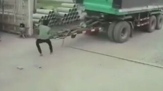 Kalau gak terekam kamera pengawas, gak akan percaya kalo itu nyata!