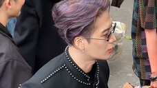 Jackson Wang mengenakan tampilan hitam dan sarung tangan kulit di acara pria LV Paris Fashion Week, 