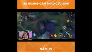 Bà hoàng cầm phao cứu sinh