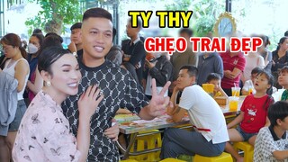 Ty Thy ghẹo trai đẹp, khách đông chấn động - Ty Thy Vlog Gỏi đu đủ