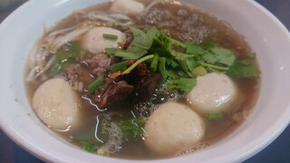 ก๋วยเตี๋ยวลูกชิ้นน้ำใส