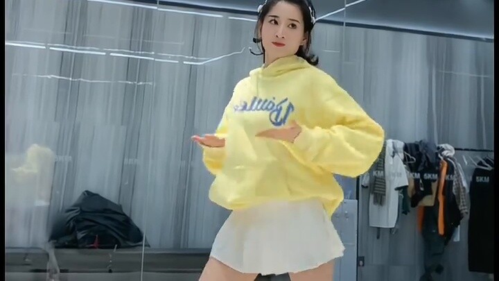 Sweatshirt pasangan kuning benar-benar penuh vitalitas dengan lagu ini