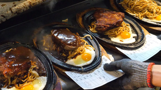 / taiwan egg noodle steak - taiwanese street food