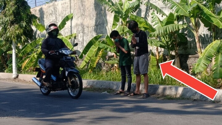 PRANK MEMBERI SAMBUTAN KE SETIAP ORANG LEWAT | PRANK INDONESIA