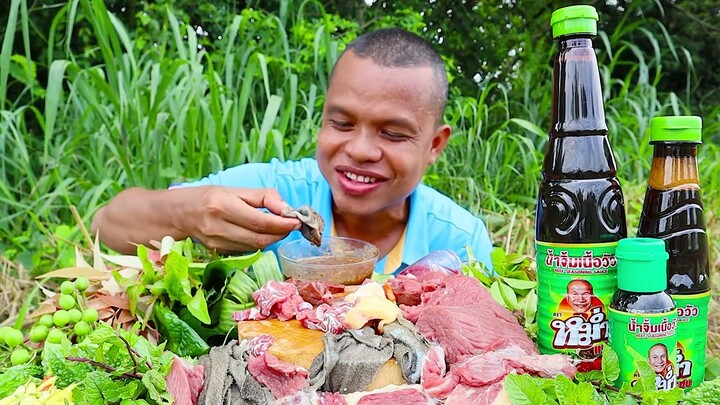 Anh chàng Thái Lan ăn thịt sống chấm Pịaaaaa