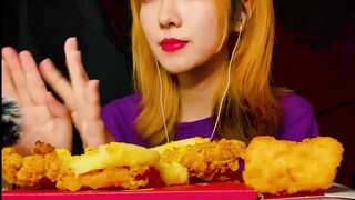 (Mengunyah) Mari makan menu baru kombo chizza dari KFC