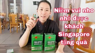 Dung được khách tặng quà từ Singapore/cuộc sống pháp