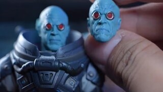 mezco Mr. Freeze trông ổn và di chuyển hơi nhiều, nhưng lũ kiến lại bù đắp cho điều đó.