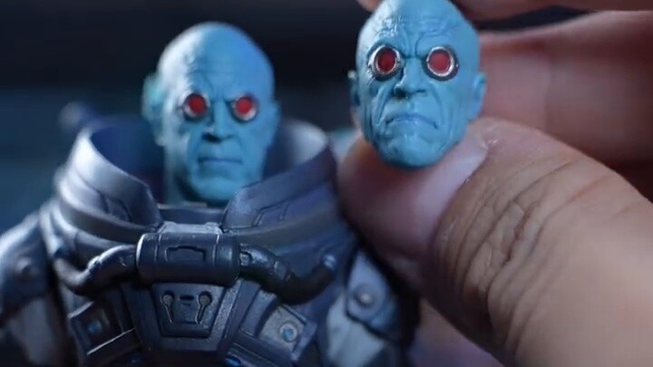 mezco Mr. Freeze ดูดีและเคลื่อนไหวมากเกินไปนิดหน่อย แต่มดก็กลับมาชดเชยอีกครั้ง