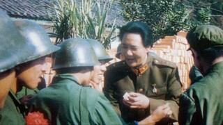 Teacher Gu Yue visited the frontline of Lianglang Mountain and handed cigarettes to the soldiers, wh