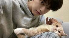 Sure enough, handsome guys like to keep cats