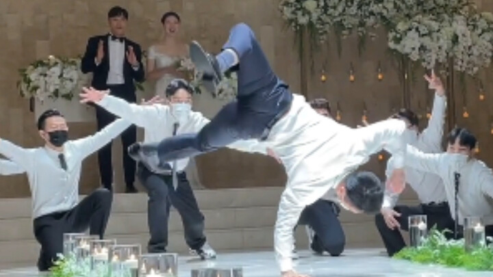 Performing hip-hop dance at a wedding banquet is such a great atmosphere