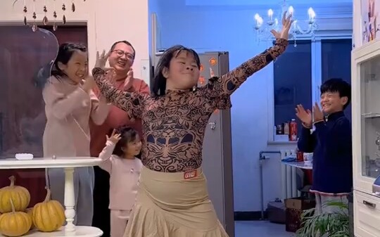 Kelas tari Latin yang saya bayar terpaksa dipelajari oleh putri saya sebagai "seni bela diri Latin"!