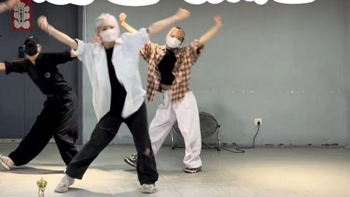 Học nhảy cùng chồng tôi nhé!