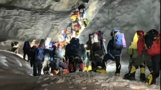 Có ùn tắc giao thông ở khắp mọi nơi vào Ngày tháng Năm và bạn phải xếp hàng trên đỉnh Everest!