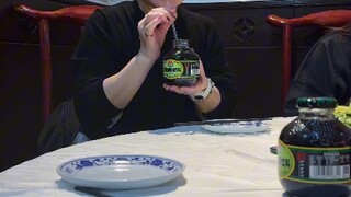 Pengisi suara Crayon Shin-chan Akiko Yajima ada di sini untuk memakan Bebek Panggang Liqun!