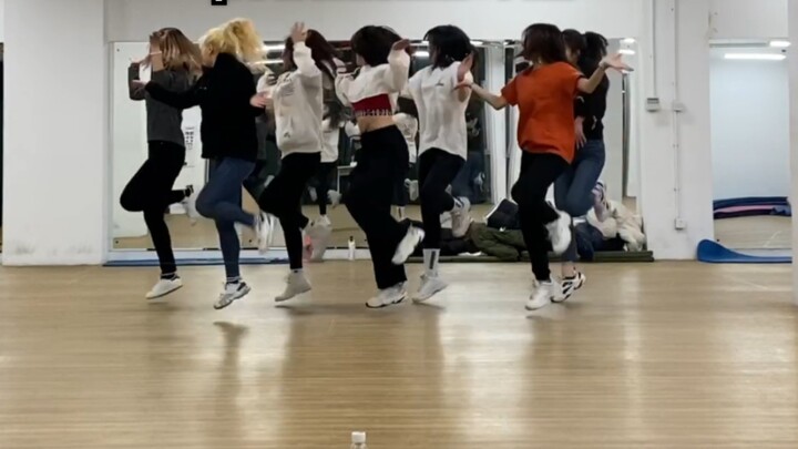 7 orang versi latihan studio tari alien menunggu Anda meliput tarian