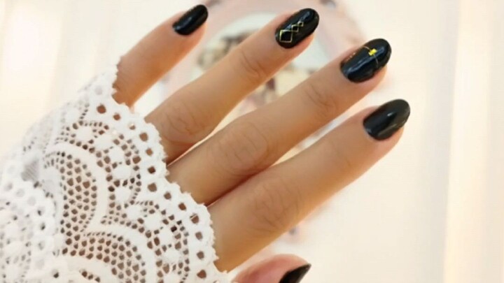 Elegant Black Nails