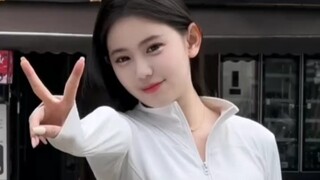 恒大美女马莎莎，颜值极高，真的是倾国倾城，曾经的武汉大学校花 "恒大歌舞团 "美女