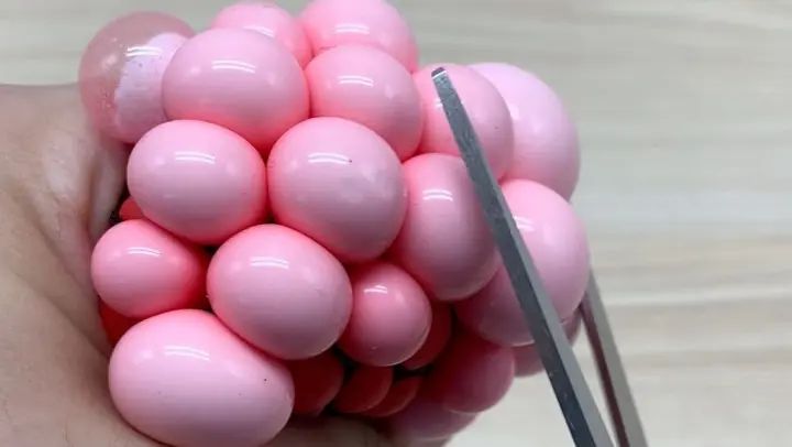 [Life][Toys]The fun of cutting a stress relief ball