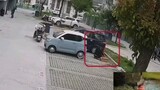 Người đàn ông thắp nhang trong bãi đậu xe khiến 2 ô tô bị thiêu rụi