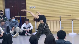 大学街舞社团招新 学姐自编舞solo气氛也太好了