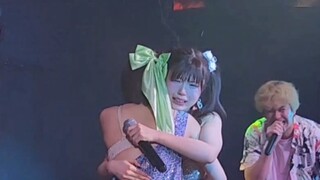momo酱毕业和好姐妹futaba台上拥抱大哭