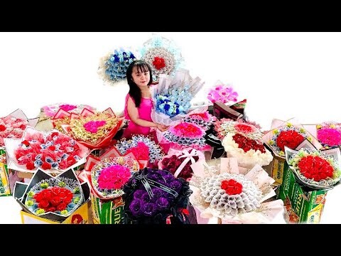 Cả nhà Nàng Út Ống Tre tất bật chuẩn bị hoa tiền giao cho khách lễ ngày Phụ Nữ Việt Nam 20-10