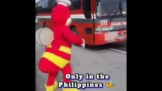 Jollibee Trying To Ride in a Bus!🐝😂#shorts #viral #funny #jollibee #philippines #trending #happy