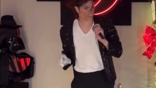 Nyanyian dan tarian terbaik: "BillieJean" Tarian terbaik adalah bernyanyi dan menari dengan mikrofon