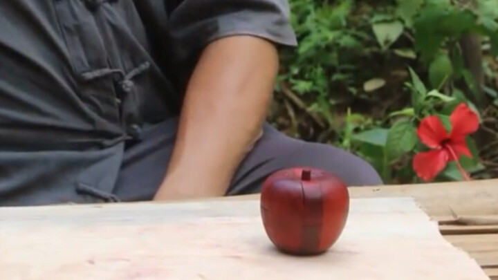 老爷爷做了一个苹果形状的鲁班锁
