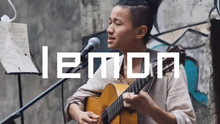 A live performance of "Lemon" in the street of Chengdu