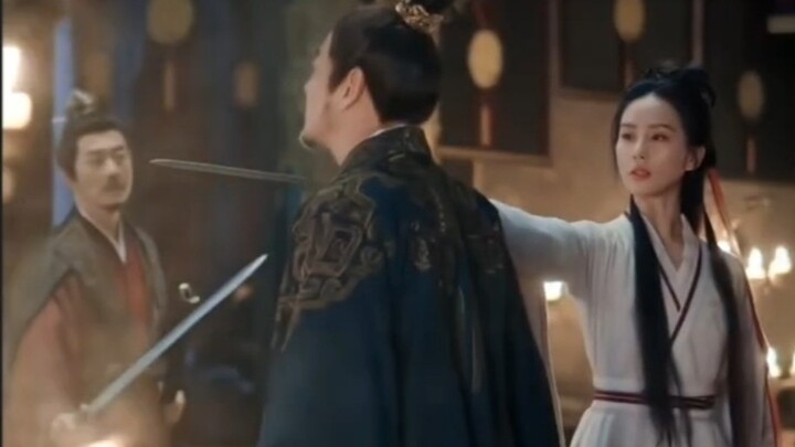 The heroine Ren Xinhaosa enters the palace and kidnaps Emperor An. She is beautiful, brainy and mart