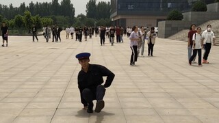 在大学校园里开心的跳起了舞