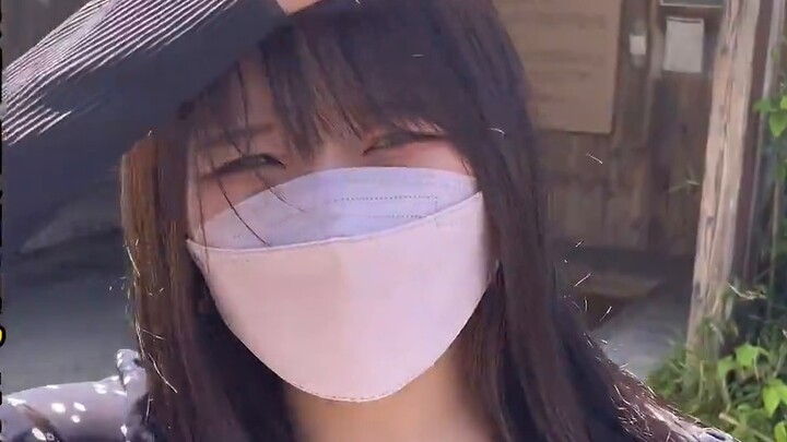 Anh chàng và bạn gái đang ở Nhật Bản và vô tình đi vào một ngôi làng kỳ lạ trông giống như kho báu c