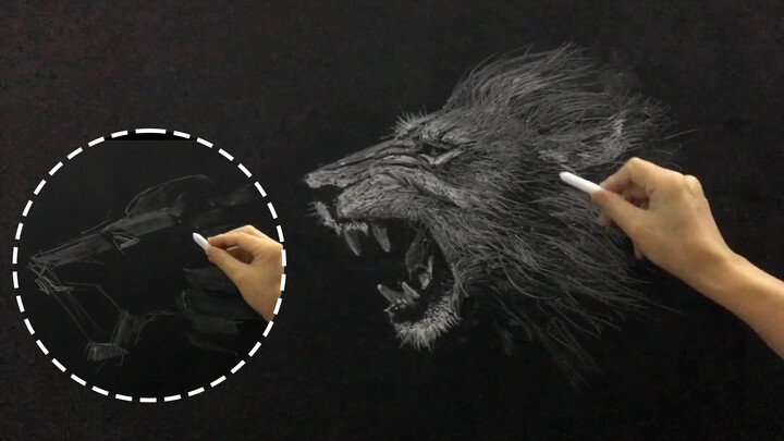 Menggambar singa dengan kapur di papan tulis
