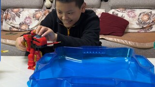 Xiaoxiang steals the Ultraman card! Dad gave the heart-wrenching dragon chariot top! One person play