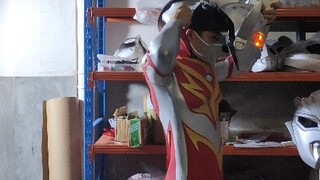 Peragakan cara memakai helm Ultraman dan memasangkannya di otak.